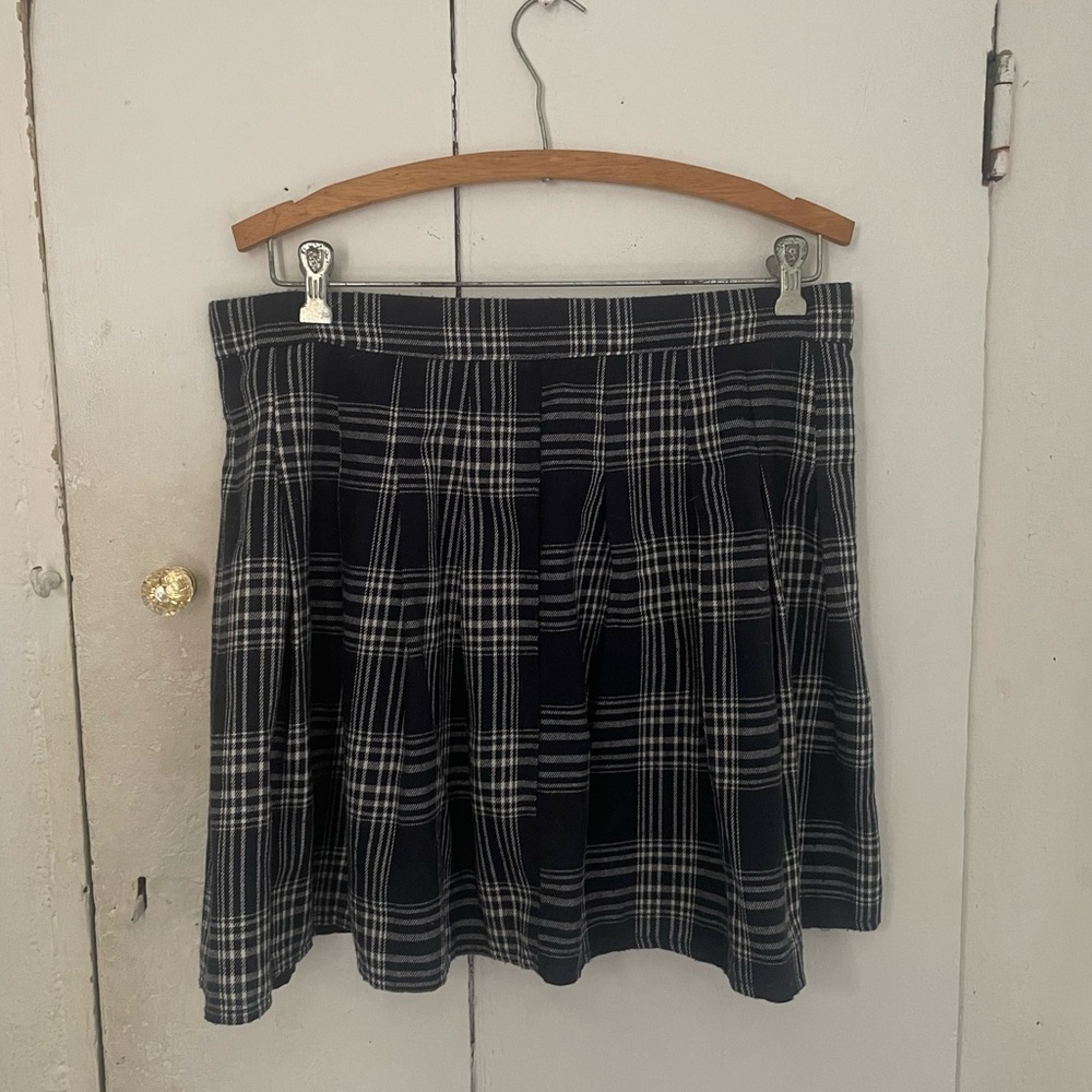 Blue pleated plaid skirt